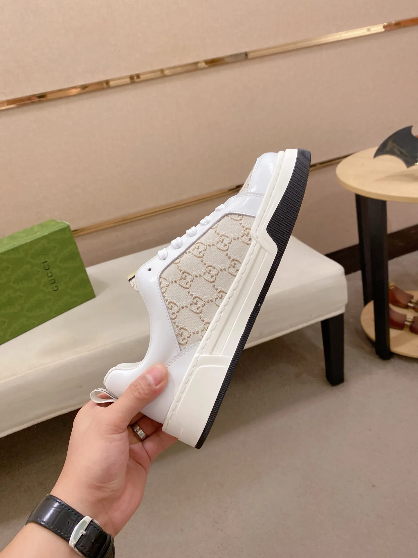 Men's shoes 💰 420 💰 High-quality new GUCCI counters are launched simultaneously. The new men's shoes, 😘fabrics are selected from imported cowhide, and the lining is sheepskin lining. 👍🏿 High-end ☄️ air-cushion molded anti-slip rubber outsole, exquisite lines, simple and elegant, comfortable and high-end for leisure travel. Code number: 38 to 44 (45 can be customized and cannot be returned or exchanged)